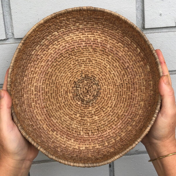 Flat dish made from eco-friendly raffia